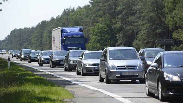 Upalny weekend i na drogach prowadzących w kierunku nadmorskich plaż zaczęły tworzyć się korki.