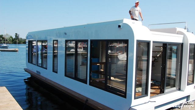 Pod Gryfinem zwodowano w sobotę prototyp hausboatu, czyli statku mieszkalnego.