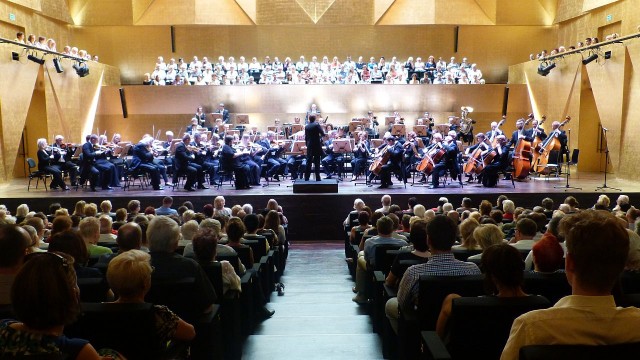 Orkiestra Symfoniczna Filharmonii w Szczecinie pod batutą Ewy Strusińskiej, z gościnnym udziałem pianistów Daniela Ziomko i Sławomira Wilka, wystąpiła w niedzielę przed niemal tysięczną publicznością z okazji urodzin Szczecina.