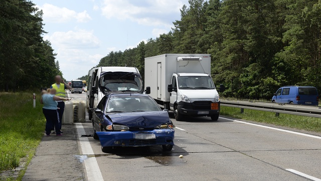Dwie osoby zostały ranne w wypadku na drodze S3 na wysokości Węzła Rzęśnica. W poniedziałek przed południem zderzyły się tam dwa samochody.