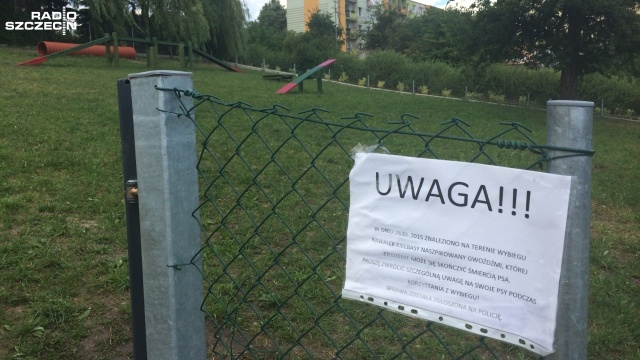 Na płocie nowego wybiegu dla psów przy Stawie Brodowskim w Szczecinie ktoś zawiesił kartkę z ostrzeżeniem. Anonimowa osoba informuje właścicieli czworonogów, że znaleziono na terenie wybiegu kawałek kiełbasy naszpikowany gwoźdźmi (pisownia oryginalna). Według autora komunikatu, sprawa została zgłoszona na policję.