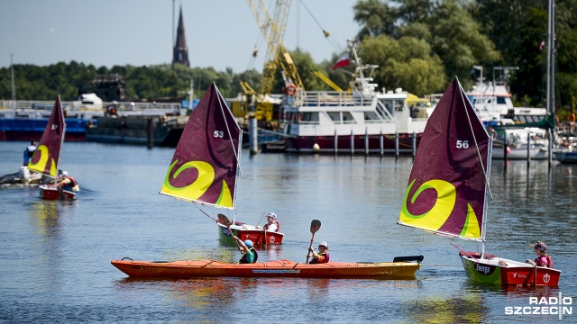 W Szczecinie dzieci uczestniczą w półkoloniach żeglarskich.