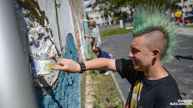 Jeden z najbardziej znanych polskich graficiarzy, Piotr Pauk - szerzej znany jako Lump - prowadzi warsztaty, w których udział biorą podopieczni Centrum Opieki nad Dzieckiem w Szczecinie.