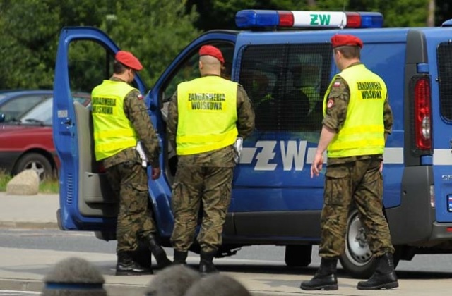 Żandarmeria Wojskowa zatrzymała 12 osób wchodzących w skład zorganizowanej grupy przestępczej związanej z działalnością Rejonowego Zarządu Infrastruktury w Bydgoszczy - ujawnił w rozmowie z Radiem Szczecin zastępca rzecznika prasowego komendanta głównego ŻW, mjr Michał Chyłkowski.
