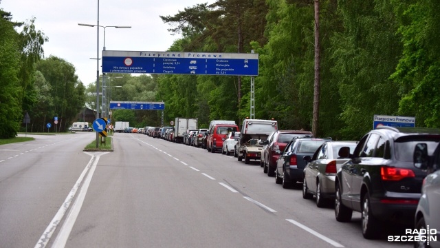 Poważne problemy kierowców po obu stronach karsiborskiej przeprawy w Świnoujściu. Na promy trzeba czekać kilkadziesiąt minut.