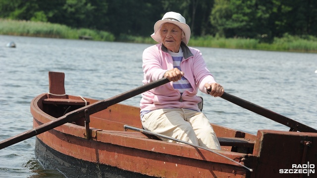 Najstarszy wędkarz w Polsce jest kobietą. Ma tyle lat, co królowa angielska i mieszka pod Drawskiem Pomorskim. 89-letnia Irena Łopatowska z Lubieszewa kartę Polskiego Związku Wędkarskiego wyrobiła zaraz po II wojnie światowej.
