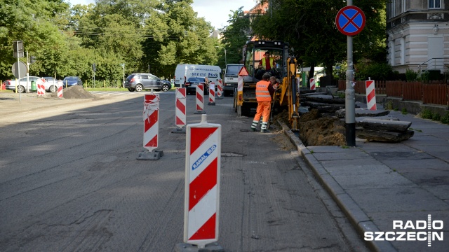 Na ulicy Monte Cassino, między Wielkopolską a placem Odrodzenia, trwają prace związane z wymianą nawierzchni jezdni i naprawą chodników.