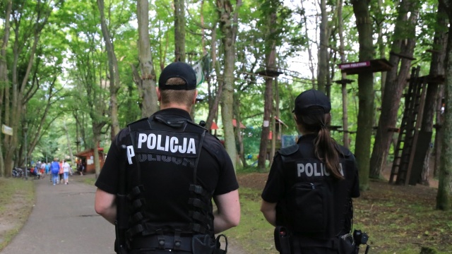 Świnoujska policja wyjaśnia przyczyny wypadku w parku linowym.