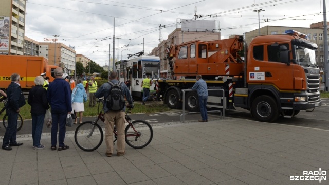 Na Placu Rodła w Szczecinie wykoleiła się jedna z dwunastek. Ruch w kierunku Niebuszewa był zablokowany.
