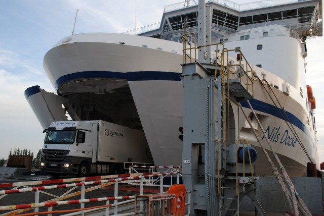 Niemiecki armator TT-Line chce wejść na nowe stanowisko promowe na terminalu w Świnoujściu. Według nieoficjalnych informacji, Niemcy rozmawiają na ten temat z Zarządem Morskich Portów Szczecin-Świnoujście. Polscy armatorzy obawiają się, że kolejne niemieckie promy mogą wejść na linię ze Świnoujścia do Szwecji.