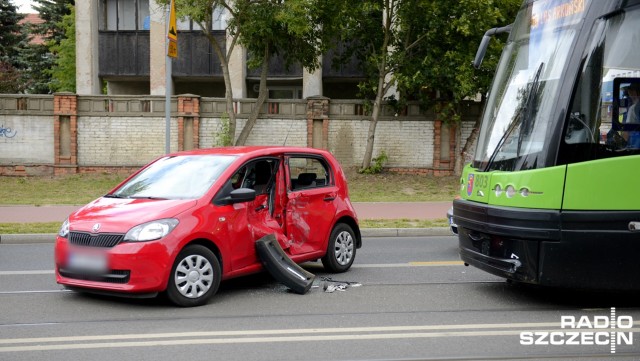 Samochód zderzył się z tramwajem na wysokości szpitala przy ulicy Arkońskiej w Szczecinie.