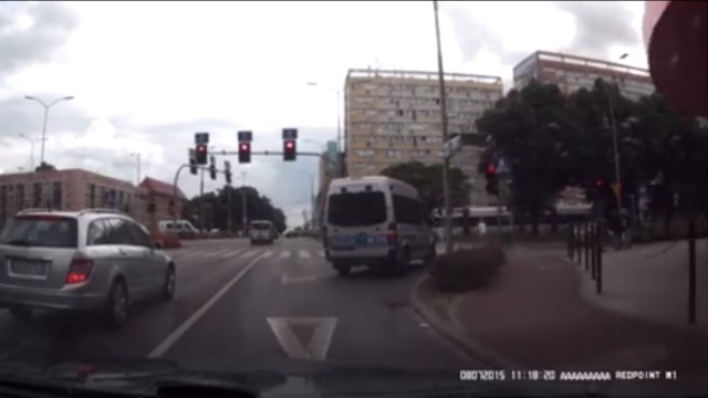 Sześć punktów karnych, 300 zł i rozmowa dyscyplinująca - to kara dla policjanta, który radiowozem przejechał na czerwonym w centrum Szczecina. O sprawie informowaliśmy w środę.