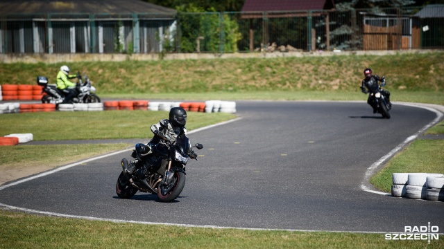 Motocykliści doskonalą swoje umiejętności na torze kartingowym w Szczecinie. W akcji Bezpieczne Dwa Kółka bierze udział blisko 170 kierowców.