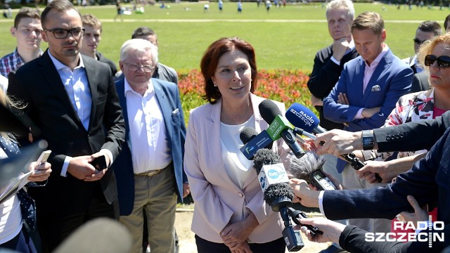 Obywatelski projekt ustawy w sprawie niedozwolonych zapisów w umowach kredytowych dostała w Szczecinie marszałek Sejmu, Małgorzata Kidawa-Błońska. Dokument przekazali przedstawiciele organizacji Stop Bankowym Klauzulom Niedozwolonym, którzy przyszli na sobotnią konferencję marszałek Sejmu.