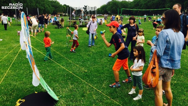 Bezpłatna Strefa Sportowa Aktywny Szczecin stanęła na szczecińskich Jasnych Błoniach. Można tam pograć w badmintona i siatkówkę, poskakać na trampolinie czy dmuchanej piłce, a także postrzelać z łuku.