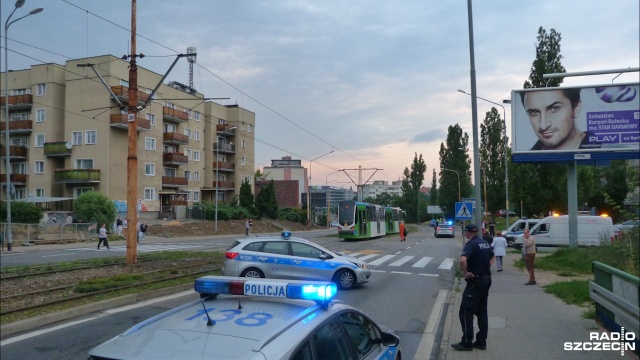 To nie był wyścig ani pościg, radiowóz po prostu przejeżdżał obok - odpowiada policja. Po niedzielnym wypadku na Pomorzanach, w którym zginął pieszy, w internecie roi się od oskarżeń w stosunku do mundurowych.