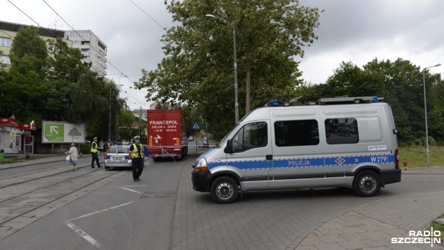 Tragiczny wypadek na ulicy Stalmacha w Szczecinie. Pod kołami tira zginęła przechodząca po pasach kobieta. Do zdarzenia doszło w poniedziałek przed południem.