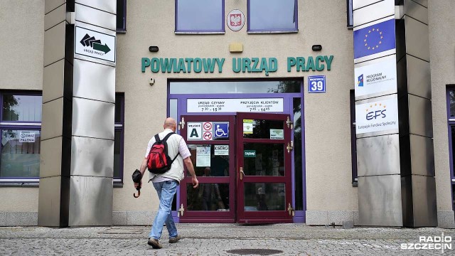 Oferty pracy są, ale pracy już nie ma. Nieaktualne ogłoszenia ukazują się na ministerialnej stronie dla bezrobotnych w Centralnej Bazie Ofert Pracy. Urzędnicy pośredniaków, którzy publikują informacje tłumaczą, że tak ma być, bo tak zarządził resort. Brzmi jak scenariusz filmu Barei - niestety to rzeczywistość.