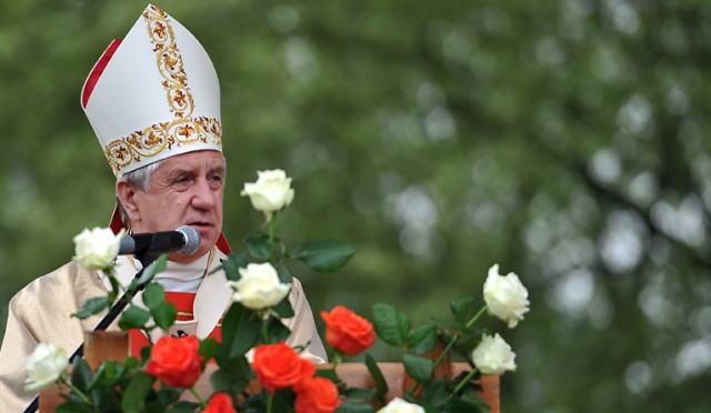 Abp Dzięga nazywa ustawę o in vitro zbrodniczą