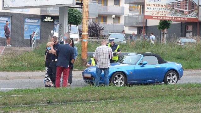 Przypadkowe osoby, które były na miejscu niedzielnego wypadku w alei Powstańców Wielkopolskich w Szczecinie, podważają policyjną wersję wydarzeń. Chodzi o śmiertelne potrącenie pieszego na Pomorzanach. Według osób, do których dotarł nasz reporter, w mężczyznę mógł uderzyć nieoznakowany policyjny Ford Mondeo.