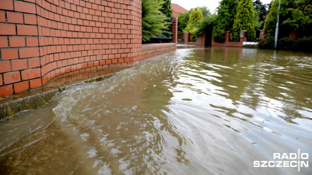 Osiedle Nad Strumykiem 1 na szczecińskim Warszewie znów zalane. Po poniedziałkowej ulewie woda wciąż stoi między budynkami. Podmyte są domy i posesje mieszkańców.