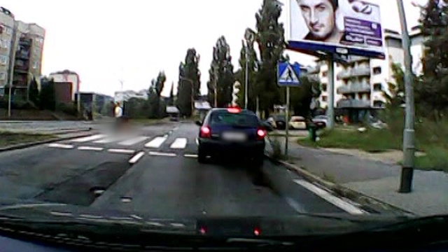 Kierowca niebieskiej mazdy usłyszał zarzut spowodowania wypadku ze skutkiem śmiertelnym. Chodzi o niedzielne potrącenie pieszego w al. Powstańców Wielkopolskich w Szczecinie.