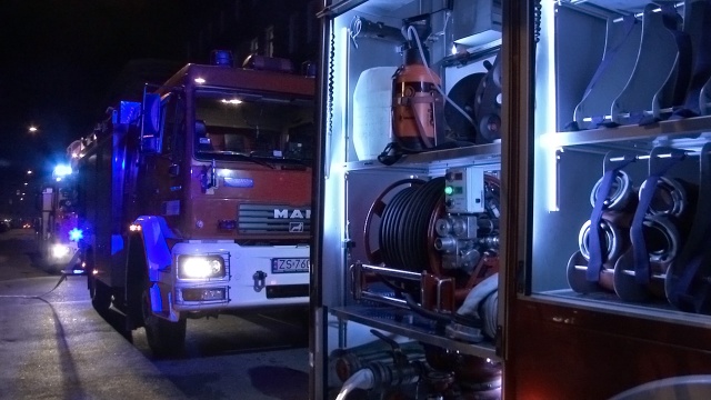 Spłonął niezamieszkały dom w miejscowości Białka, pod Szczecinkiem. Nikomu nic się nie stało.