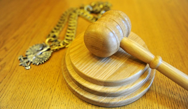 Z powodu urzędniczego błędu przez tydzień nie miała dostępu do swoich pieniędzy w banku. Komornik zablokował konto pani Magdy ze Szczecina za rzekomo niezapłacone mandaty za jazdę na gapę komunikacją miejską. Kobieta twierdzi, że nigdy żadnej kary nie dostała, a urzędnicy przerzucają się odpowiedzialnością.