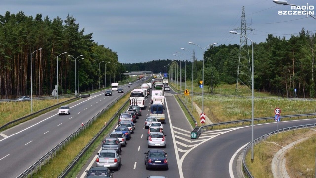 Trzy samochody zderzyły się na autostradzie A6 między węzłami drogowymi Dąbie i Rzęśnica. Do wypadku doszło w czwartek przed godz. 13.