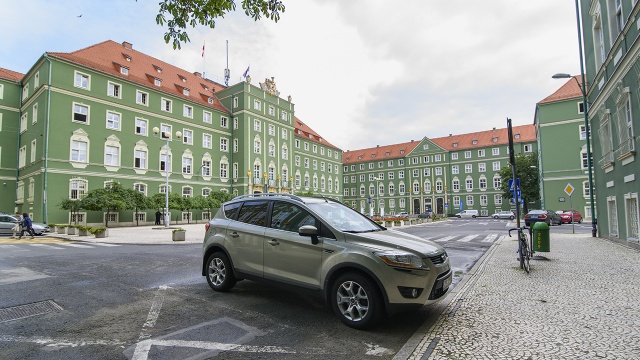 Urzędnicy nie ujawniają, na jakie służbowe spotkania jeździ prezydent Szczecina swoim drugim służbowym samochodem. Od początku roku - a w sumie przez wszystkie lata urzędowania - Piotr Krzystek ma do dyspozycji dwa auta: Skodę Superb z kierowcą, drugie obecnie to kupiony pod koniec 2014 roku Forda Kuga, którym kieruje sam. Może go także używać do celów prywatnych. Wtedy płaci za paliwo.