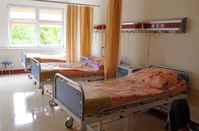 Porodówkę planują zamienić na geriatrię - w taki sposób dyrekcja chce wyprowadzić z długów szpital powiatowy w Sławnie. Utrzymywanie oddziału ginekologiczno-położniczego jest nieopłacalne, bo rodzi się tam za mało dzieci.