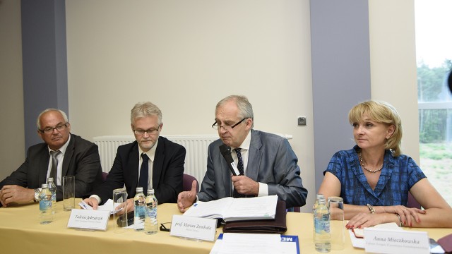 Minister zdrowia prof. Marian Zembala nie wie ilu wicedyrektorów powinno być w polskich szpitalach, bo jak sam mówi - nie ma regulacji, a szpitale są autonomiczne.