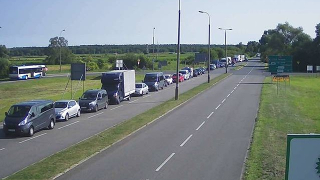Na drogach w kierunku nadmorskich plaż już widać bardzo duży ruch. Bardzo poważne problemy mają kierowcy jadący do Świnoujścia.