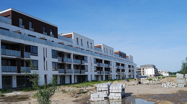 Blisko 24 tysiące mieszkań i domów zostało zakupionych z dopłatą w ramach rządowego programu Mieszkanie dla młodych w całym kraju - podaje Bank Gospodarstwa Krajowego. Do końca czerwca w ramach programu wydano dopiero 40 procent kwoty.