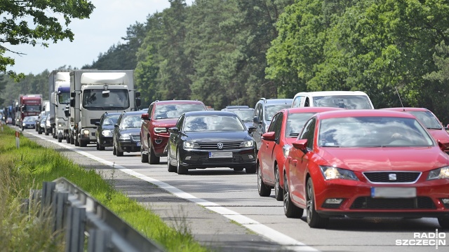 Zapowiedź ciepłego weekendu sprawiła, że od rana sznur samochodów ciągnie w kierunku nadmorskich miejscowości.
