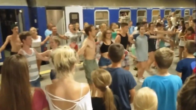 Trzy godziny po czasie przyjedzie do Szczecina pociąg TLK Podhalanin z Zakopanego. Przedłużającą się podróż umila pasażerom ludowy zespół Szczecinianie, który wraca z obozu taneczno-muzycznego. To 80-osobowa grupa dzieci i młodzieży.