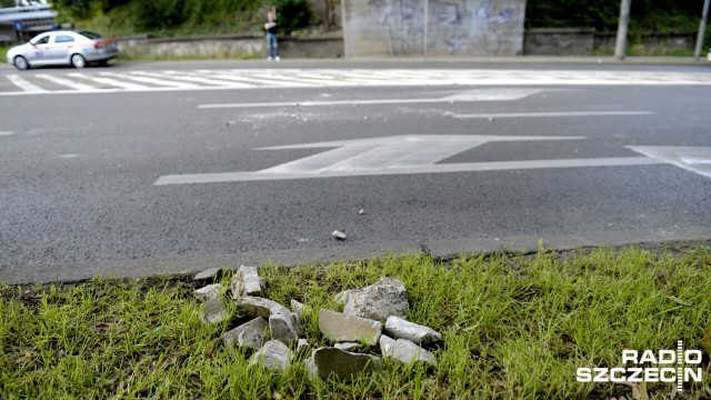 Kawałki betonu posypały się z wiaduktu kolejowego na ulicę Ku Słońcu w Szczecinie. Do zdarzenia doszło w poniedziałek przed godz. 17. Nikomu nic się nie stało.