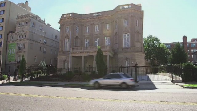 Nowa era stosunków amerykańsko-kubańskich stała się faktem - piszą zgodnie media w Stanach Zjednoczonych. Przed budynkiem waszyngtońskiej willi, po 54 latach przerwy, powiewa już kubańska flaga. Od poniedziałku oficjalnie mieści się tam ambasada tego kraju.