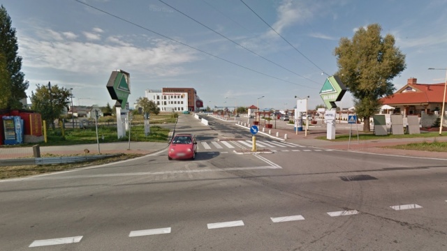 Protest mieszkańców Przecławia i Warzymic przeciwko fermie kurczaków. Prywatny inwestor chce by takie przedsiębiorstwo powstało w Przecławiu - w odległości 150 metrów od osiedli. Na powstanie fermy nie zgadzają się też władze gminy.