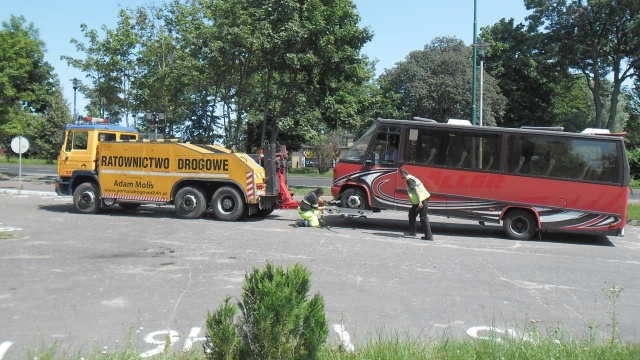 Prawie połowa ze skontrolowanych przez Inspekcję Transportu Drogowego w Szczecinie autokarów nie nadawała się do jazdy - takie są wyniki ubiegłotygodniowej kontroli. Chodzi o autobusy wożące pasażerów nad morze.