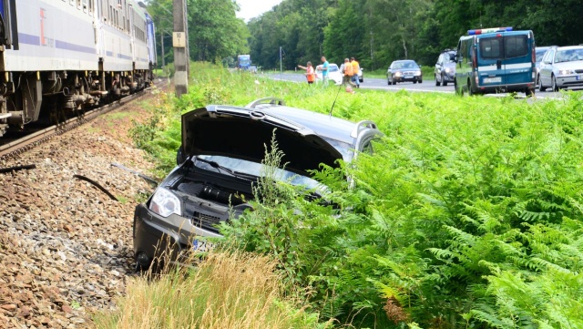Auto wypadło z drogi i z nasypu stoczyło się na tory - wtedy zostało staranowane. Do zdarzenia doszło kilkanaście minut przed południem przy ulicy Wolińskiej.