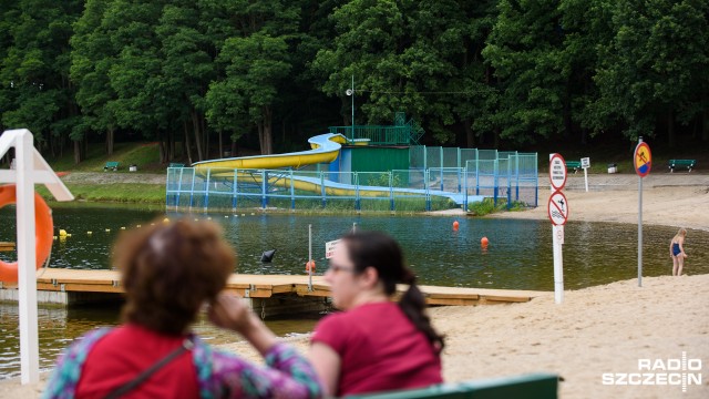 Nie jest zepsuta, ale sprawna do końca też nie jest. Zjeżdżalnia na plaży nad Jeziorem Głębokim w Szczecinie działa, ale tylko przez godzinę i o wybranej porze. Plażowicze skarżą się, że atrakcja jest dostępna za rzadko i mimo dobrej pogody nie zawsze mogą z niej skorzystać.