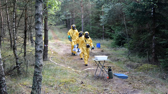 Trwa akcja usuwania bomby ekologicznej z lasów Bornego Sulinowa. Kilkanaście beczek z chemikaliami pochodzenia wojskowego pod koniec czerwca znaleźli tam saperzy.