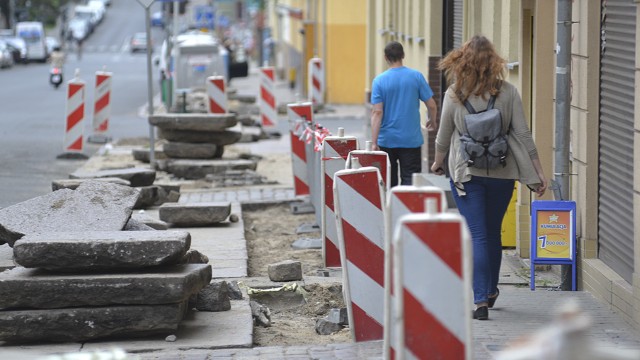 Tor przeszkód przypomina ulica 5 Lipca w Szczecinie - tak skarżą się przechodnie i mieszkańcy. Piesi narzekają na przedłużający się remont chodników. Po obu stronach jezdni jest tylko wąskie przejście, bo robotnicy wymieniają płyty w kilku miejscach na raz.