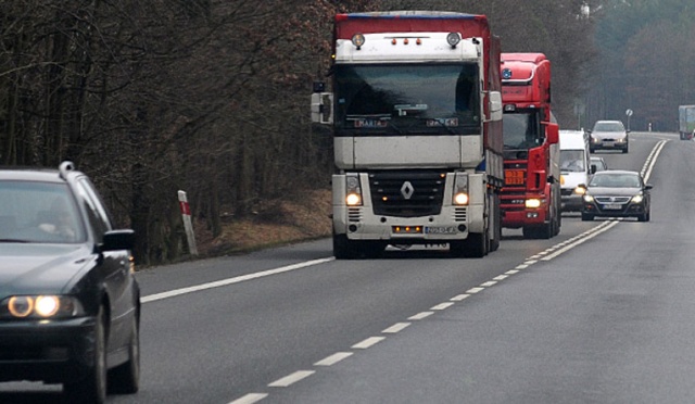 Zakaz wyprzedzania ciężarówki przez ciężarówkę na drogach szybkiego ruchu i obwodnicach miast - to najnowszy pomysł Generalnej Dyrekcji Dróg Krajowych i Autostrad.