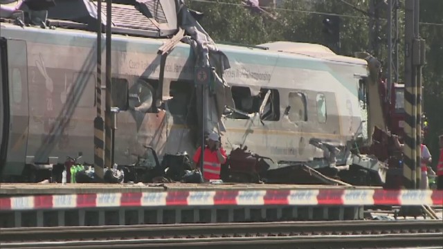 W czwartek czeska policja przesłucha polskiego kierowcę tira, który na przejeździe kolejowym, na wschodzie Czech wjechał pod pędzący pociąg Pendolino. W wypadku zginęły dwie osoby, trzecia w szpitalu. Ponad dwadzieścia osób zostało rannych, w tym cztery ciężko.