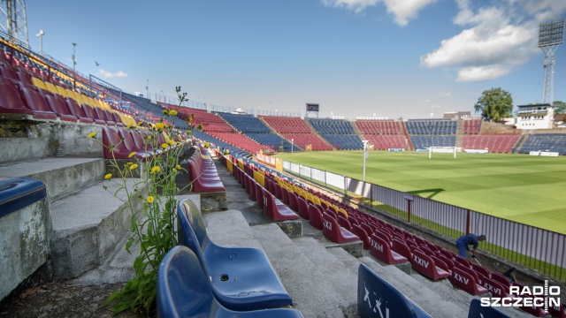 Chwasty i brudne popękane krzesełka - tak wygląda stadion Pogoni Szczecin na trzy dni przed pierwszym ligowym meczem w tym sezonie. W niedzielę z Granatowo - Bordowymi zagra ekipa Śląska Wrocław.