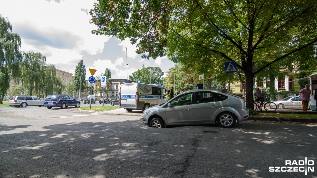 Jezdnia zapadła się pod samochodem na ul. Wielkopolskiej w Szczecinie. Droga jest zamknięta od ul. Monte Cassino do placu Szarych Szeregów.