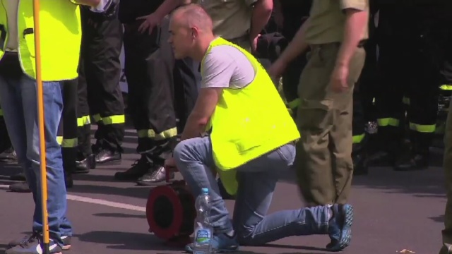 Nie róbcie z nas żebraków - skandowali mundurowi podczas protestu w Warszawie. Kilka tysięcy policyjnych i wojskowych związkowców manifestowało przed kancelarią premiera.