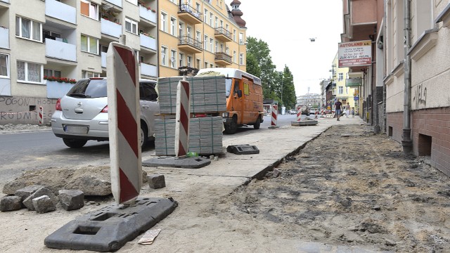 Pasy na ul. 5 Lipca w Szczecinie będą namalowane do końca wakacji. Tak zapowiadają urzędnicy i przepraszają pieszych za utrudnienia.